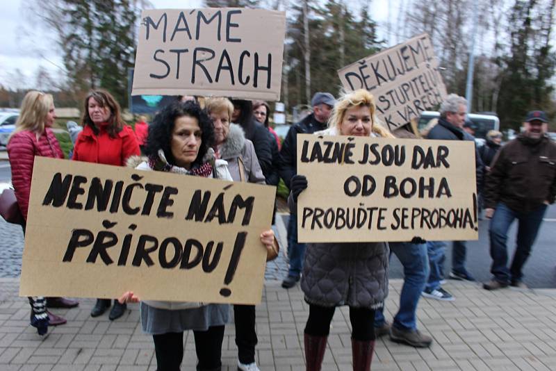 Protestní akce u karlovarského letiště.