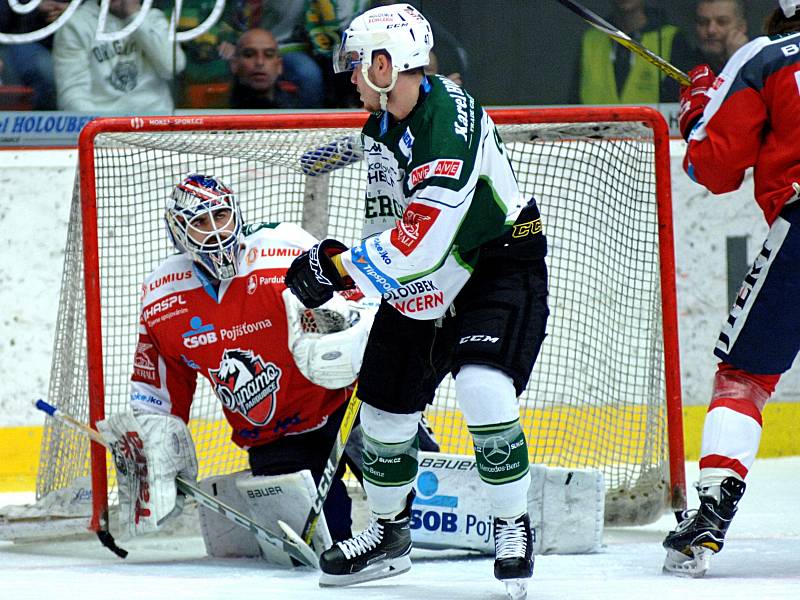 Hokejisté HC Energie (v bílém) podlehli Dynamu Pardubice a reálně jsou ohroženi sestupem.