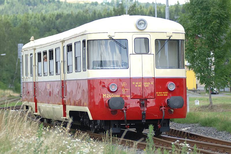 Motorový vůz M 240.0100 během filmového festivalu vozil návštěvníky do porcelánky Thun v Nové Roli. Filmové téma znělo: "Za novými holkami z porcelánu"