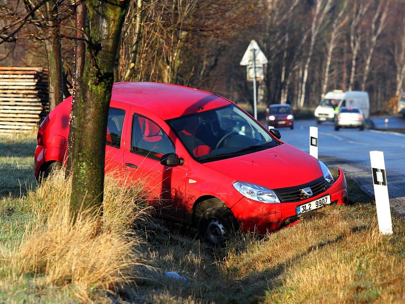 Policisté vyjížděli k prvním nehodám.