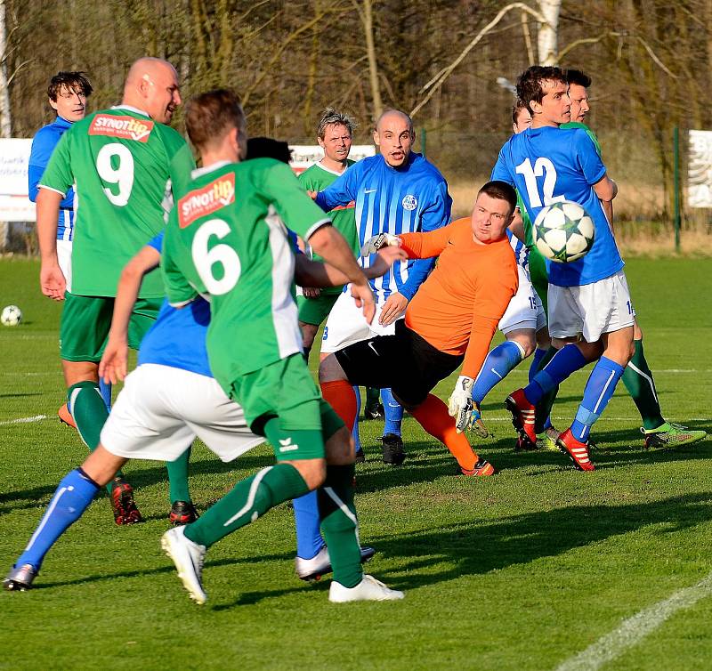 Ostrovští fotbalisté (v modrém) dosáhli na třetí jarní domácí výhru v řadě za sebou, když tentokrát smázli v okresním derby karlovarskou Lokomotivu (v zeleném) v poměru 10:2.