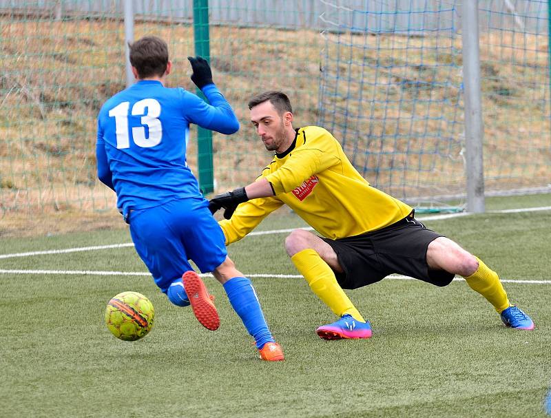 Vstup do jarní části krajského přeboru měli fotbalisté ostrovského FK (v pruhovaném) vítězný. Na svém hřišti deklasovali v poměru 8:0 chodovský Spartak (v červenočerném).