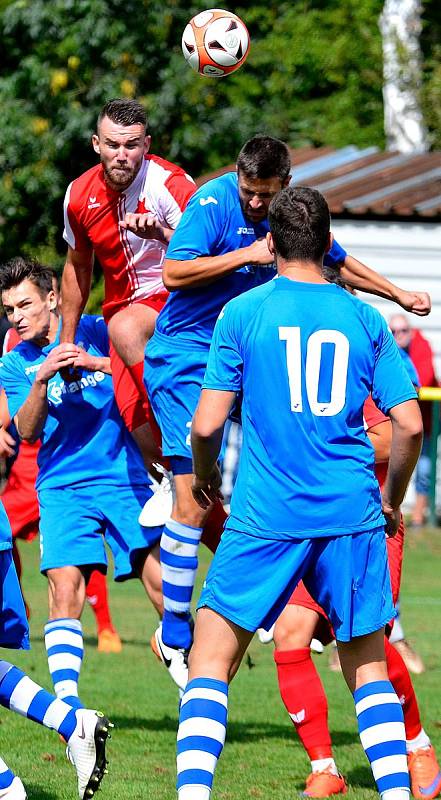 První podzimní prohru v ČFL musela skousnout po duelu se Štěchovicemi (v modrém) karlovarská Slavia, která nakonec prohrála v poměru 0:2.