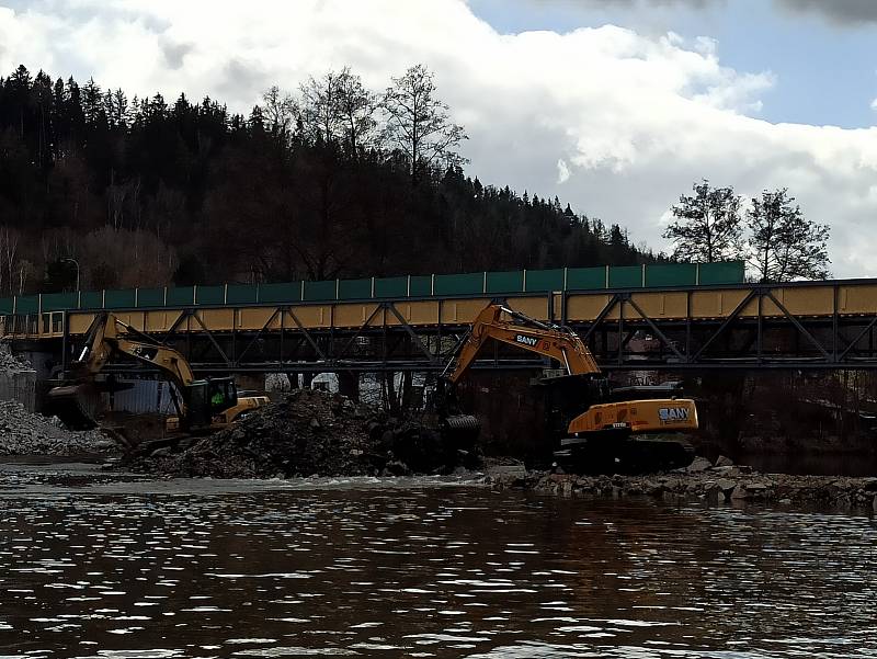 Demolice Dvorského mostu postoupila do další části - most už je tak kompletně zbourán. Bagry v současnosti rozebírají poslední zbytky pilířů přímo v řece. Nový most má být hotový na konci letošního roku.