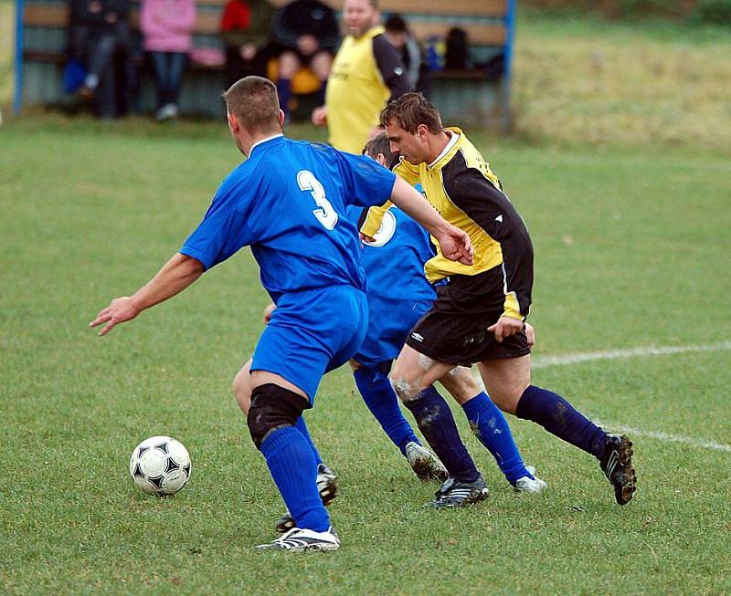 V dohrávaném utkání okresního přeboru hostil tým Bochova (v modrém) jedenáctku Božičan (ve žlutém).