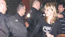 Vendula Divišová gratuluje členům týmu strážníků chebské městské policie.