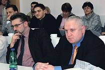 Kamil Kastner (vepředu vlevo) šéfoval chebské nemocnici za dob České zdravotní, s níž kraj kvůli stomilionové ztrátě neprodloužil smlouvu. Nyní má být Kastner, který byl z postu ředitele poté odvolán, členem skupiny, která má hospodaření KKN kontrolovat.