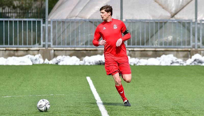 Pila (v červeném) porazila béčko Olympie 2:0, slavila druhou jarní výhru.