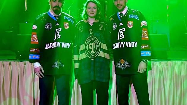 Výroční dres HC Energie Karlovy Vary byl na nejdeckém charitativním sportovním plese vydražen za 3.800,- Kč. Dražby se zúčastnili také hokejisté Energie Martin Kohout (vlevo) a Michal Plutnar (vpravo).