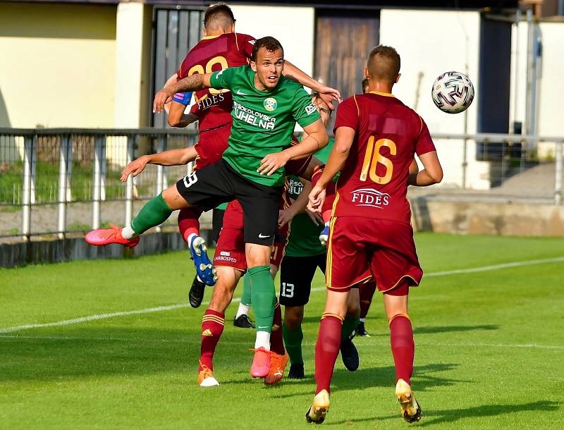 Čtyři branky museli skousnout fotbalisté Baníku Sokolov v duelu s béčkem Dukly Praha na stadionu v Blšanech.