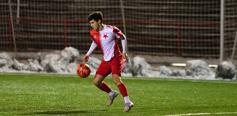 První utkání v rámci zimní přípravy mají úspěšně za sebou fotbalisté třetiligové karlovarské Slavie, kteří porazili Ostrov vysoko 8:2.