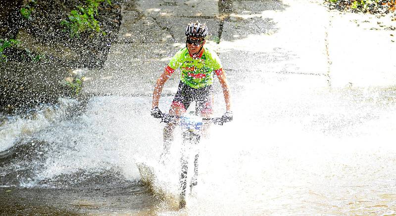 Nevyzpytatelný brod u tenisového areálu Gejzírpark nadělal v rámci 19. ročníku Karlovarského  AM bikemaratonu nejednomu bikerovi nemálo starostí, když někteří z nich se nedobrovolně vykoupali. Jak tomu bude letos?