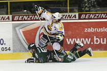 Hokejisté HC Benzina Litvínov (ve žlutobílém) hostili v pátek v rámci 48. kola extraligového hokeje tým HC Energie Karlovy Vary.