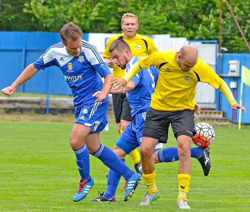 Nejdek(v modrém) pokořil Lomnici (ve žlutém) 4:1 a urval titul vicemistra.