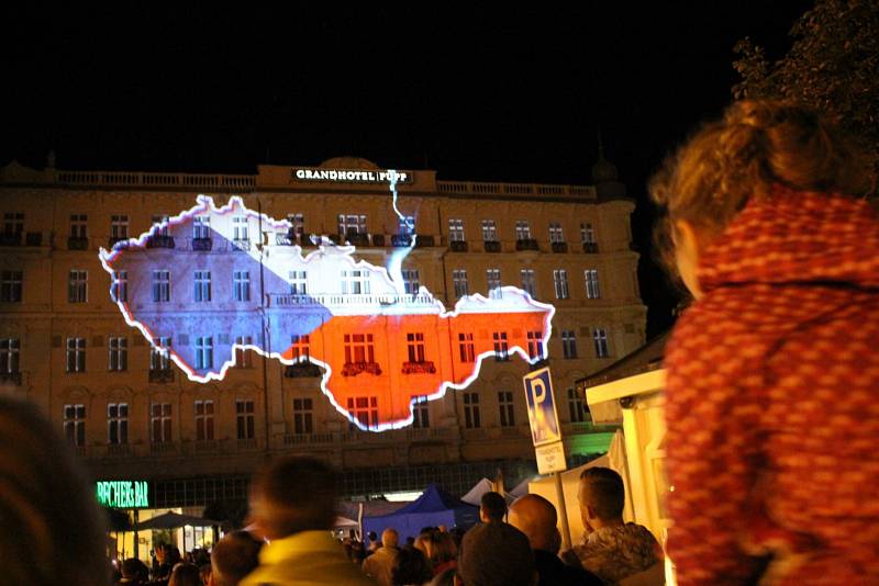 Festival světla VaryZáří, letos na počet 100. výročí vzniku státu.