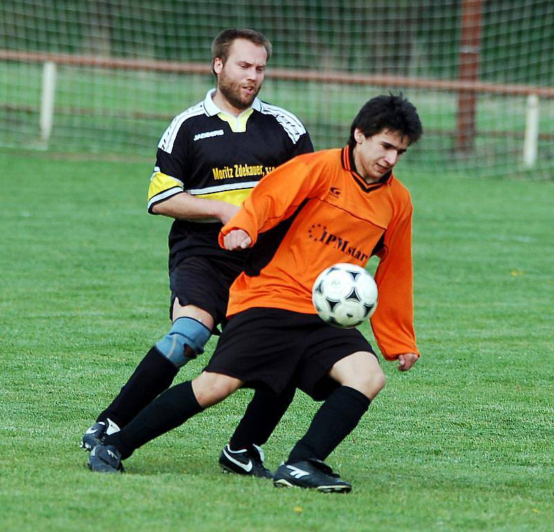 V dalším kole fotbalové III. třídy si poradil Sadov (v červném) na domácí půdě s horaly z Nových Hamrů (v oranžovém) v poměru 3:1.