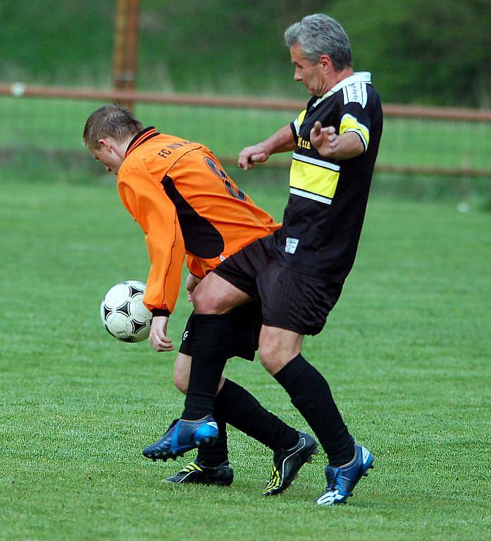 V dalším kole fotbalové III. třídy si poradil Sadov (v červném) na domácí půdě s horaly z Nových Hamrů (v oranžovém) v poměru 3:1.