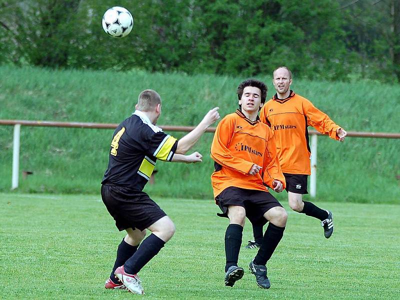 V dalším kole fotbalové III. třídy si poradil Sadov (v červném) na domácí půdě s horaly z Nových Hamrů (v oranžovém) v poměru 3:1.