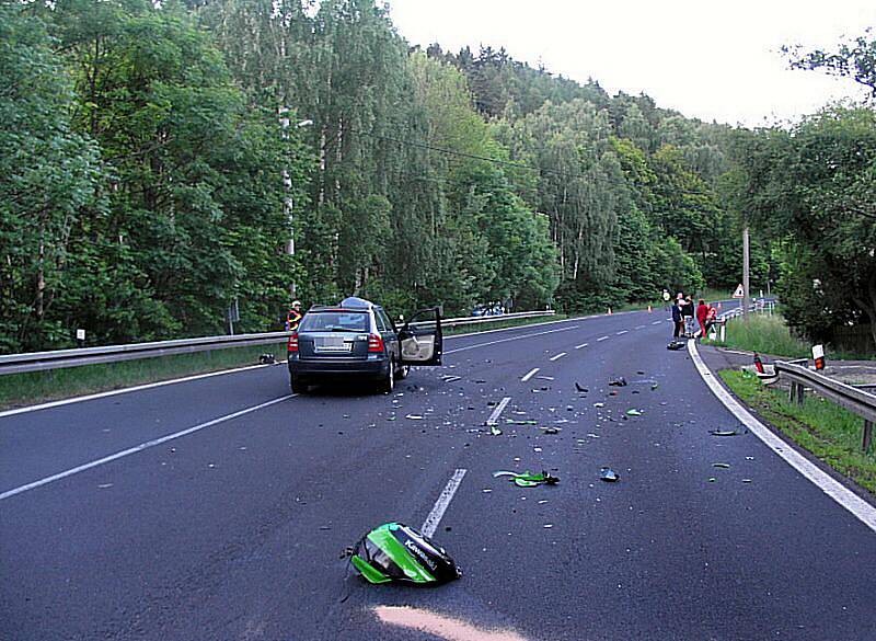 Při dopravní nehodě na silnici č. I/13 u BOče na Karlovarsku utrpěl těžké zranění motocyklista, který se srazil s osobním autem.