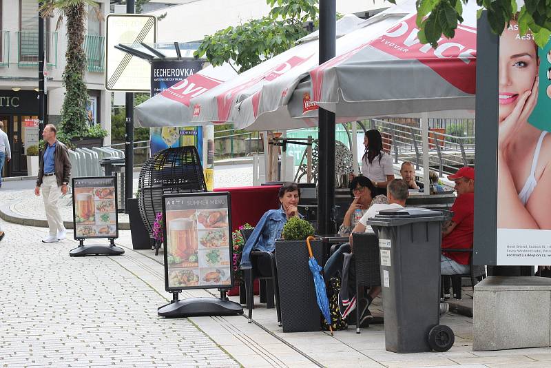 Ulice karlovarského lázeňského území jsou opět plné lidí.