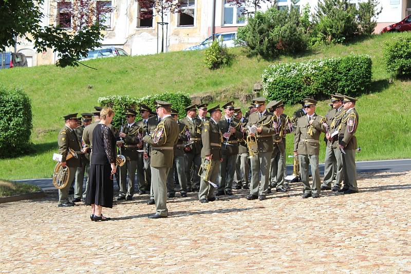 Na Jáchymovské peklo a jeho oběti přišly vzpomínat desítky lidí, jejich památku uctili u Brány ke Svobodě