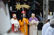 Do karlovarských ulic vyšel v pondělí dopoledne průchod tří králů, začala totiž tradiční Tříkrálová sbírka, kterou zahájilo požehnání koledníků.