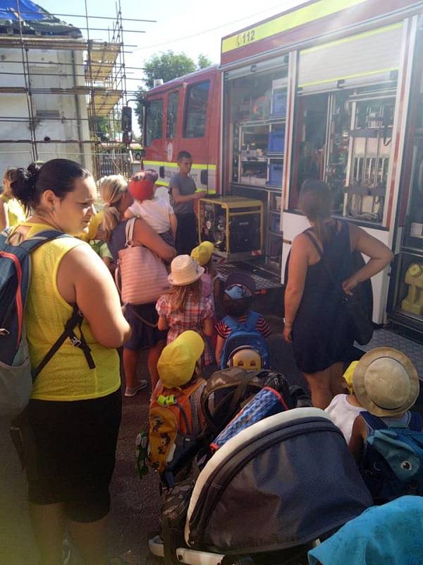 V rámci příměstského tábora se děti podívaly k hasičům.