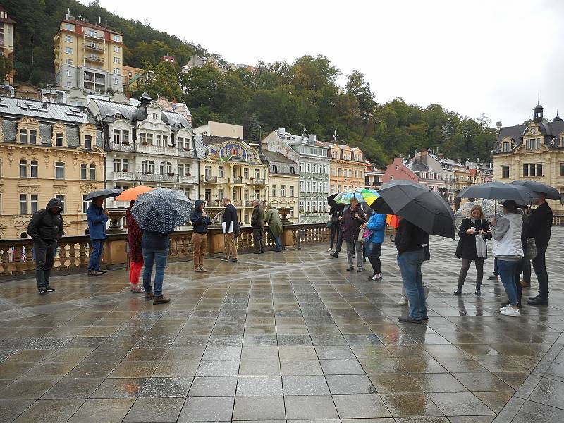 Kancelář architektury města Karlovy Vary podnikla v pondělí i za nepříznivého počasí komentovanou prohlídku městem, která měla několik zastavení. Hlavní téma byl možný zápis lázeňského trojúhelníku na seznam UNESCO.