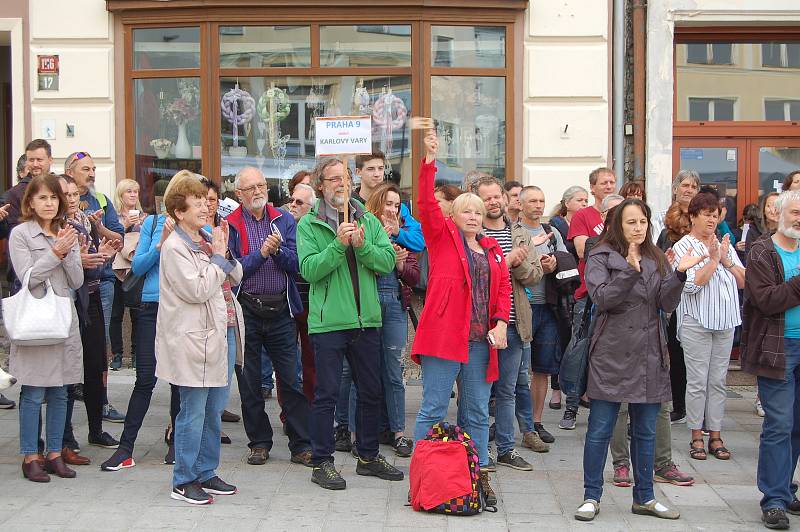 Asi 200 lidí se sešlo u karlovarské Tržnice, aby se připojili k protestům Milion chvilek, které se konaly i na jiných místech země. Organizátoři s demonstranty zde vyzvali premiéra Andreje Babiše a ministryni Marii Benešovou k rezignaci.