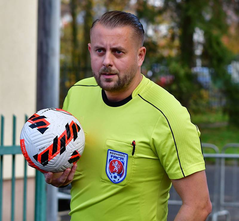 Fotbalisté Sokolova museli skousnout porážku 0:1 od Domažlic, kterou Chodům zařídil parádní trefou Jan zajíček.