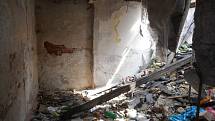 Redaktoři Deníku prošli bývalý areál pivovaru. Je plný odpadků, ale i potřeb pro narkomany. V odstavených kamionech bydlí bezdomovci. Foto: Dominik Hron