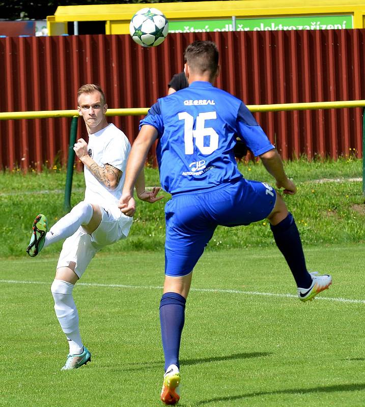 Karlovarská Slavia (v modrém) obstála v generálce, kterou vyhrála 2:0 nad Chomutovem (v bílém).