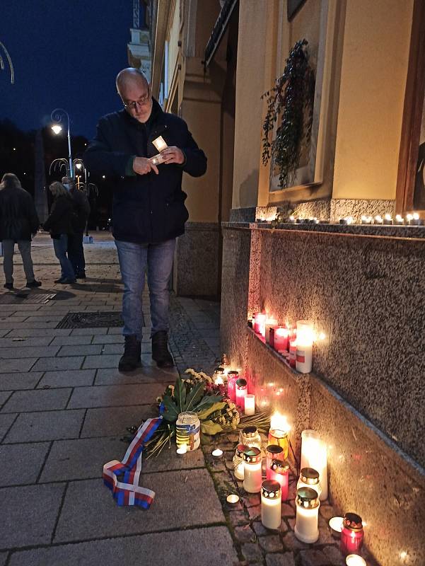 Jen hrstka lidí přišla na karlovarskou pěší zónu zavzpomínat na 17. listopad.