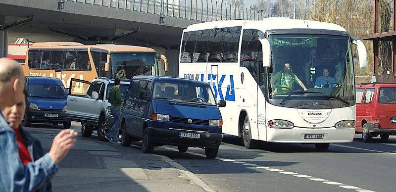 Zelená vlna fanoušků HC Energie vyrazila na Prahu.