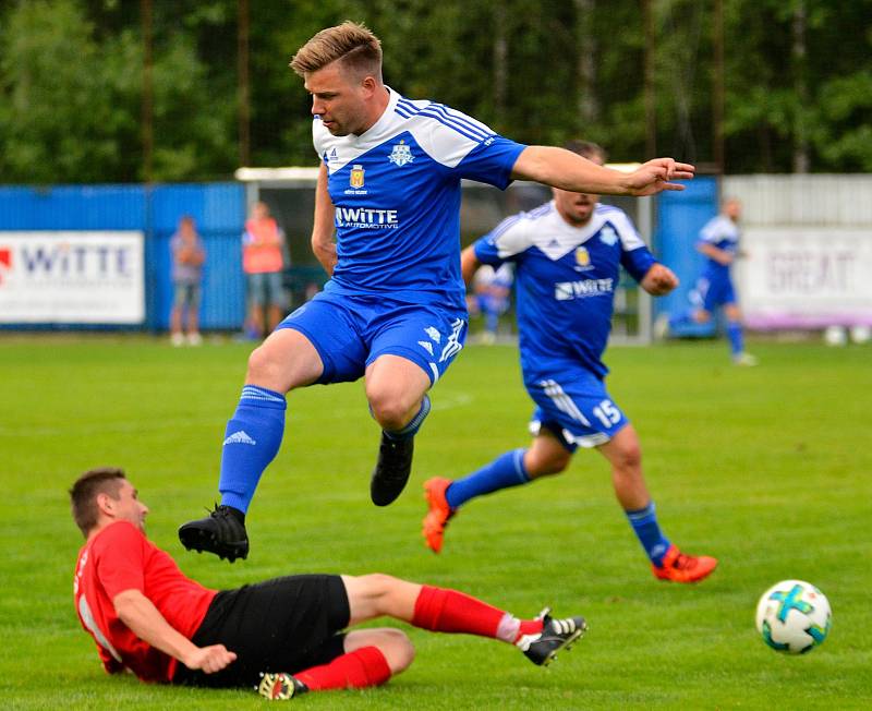 Fotbalisté Nejdku (v modrém) se loučili se sezonou domácí výhrou 4:3 nad Citicemi (V červeném).