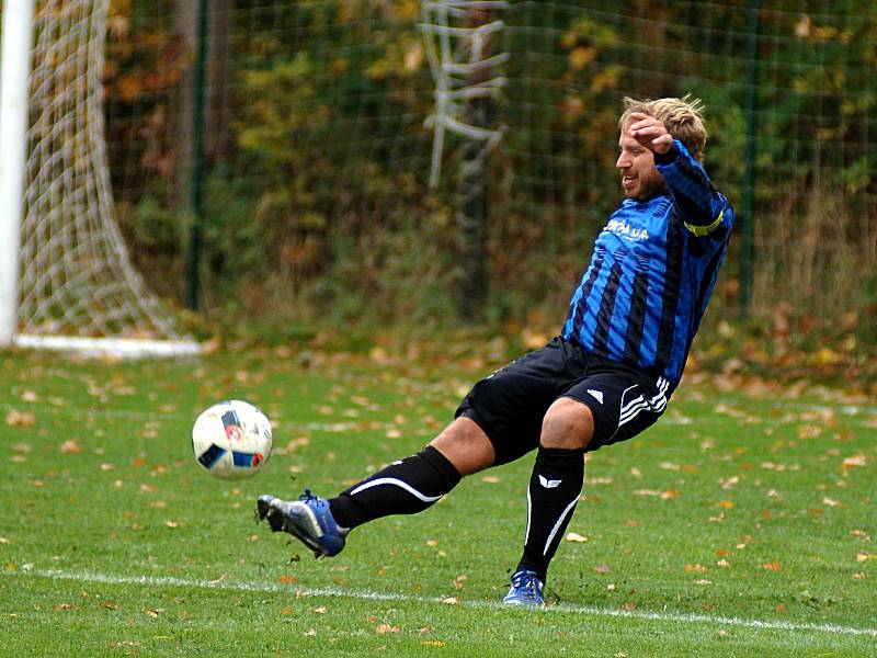 Fotbalisté Hranic  (ve žlutém) doma rozstříleli Kynžvart 6:0.