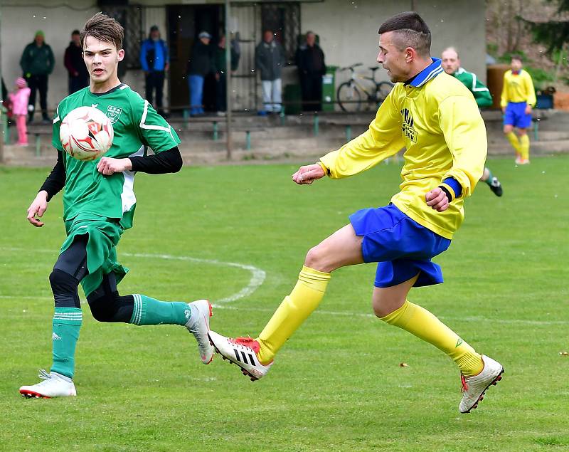 Dalovice (ve žlutém) slavily o víkendu výhru 3:1 nad týmem Sedlece (v zeleném).