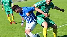 Ostrovský FK (v modrém) si připsal na účet velmi cennou výhru, když v derby pokořil karlovarský 1.FC (v zeleném) v poměru 3:2.