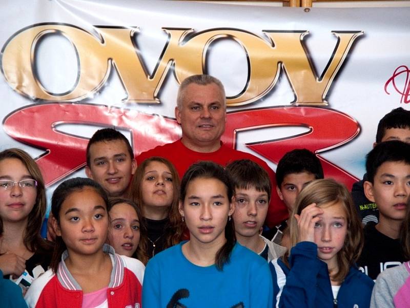 Olympijský vítěz v desetiboji Robert Změlík besedoval s žáky ostrovské základní školy.