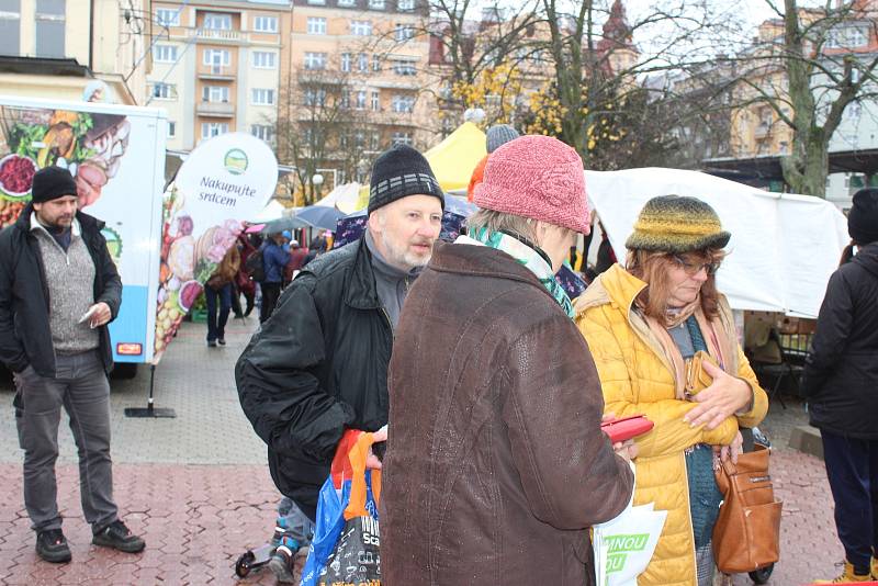 Ani deštivé podzimní počasí neodradilo v pátek lidi, aby nedorazili na oblíbené farmářské trhy před Městskou tržnicí.