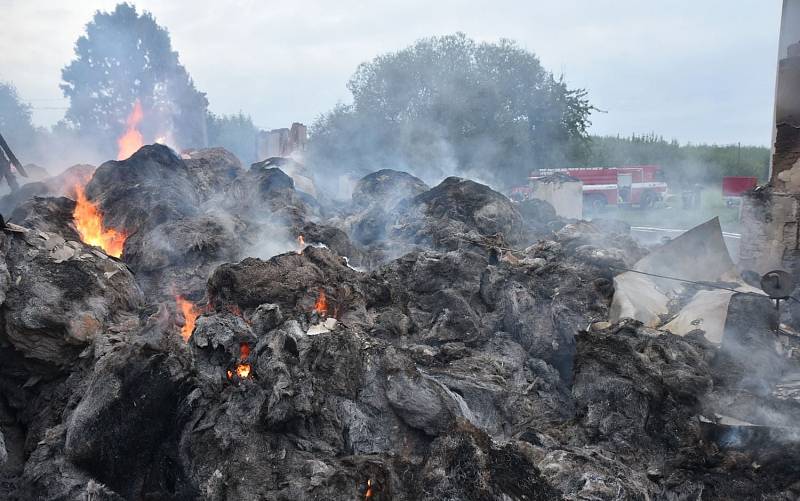 K požáru seníku v Loužku na Chebsku vyjížděli v neděli večer hasiči ze sedmi jednotek.