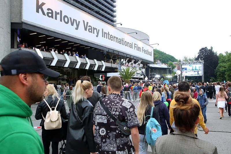 Příjezdem hostů na červený koberec hotelu Thermal začal 56. ročník Mezinárodního filmového festivalu Karlovy Vary