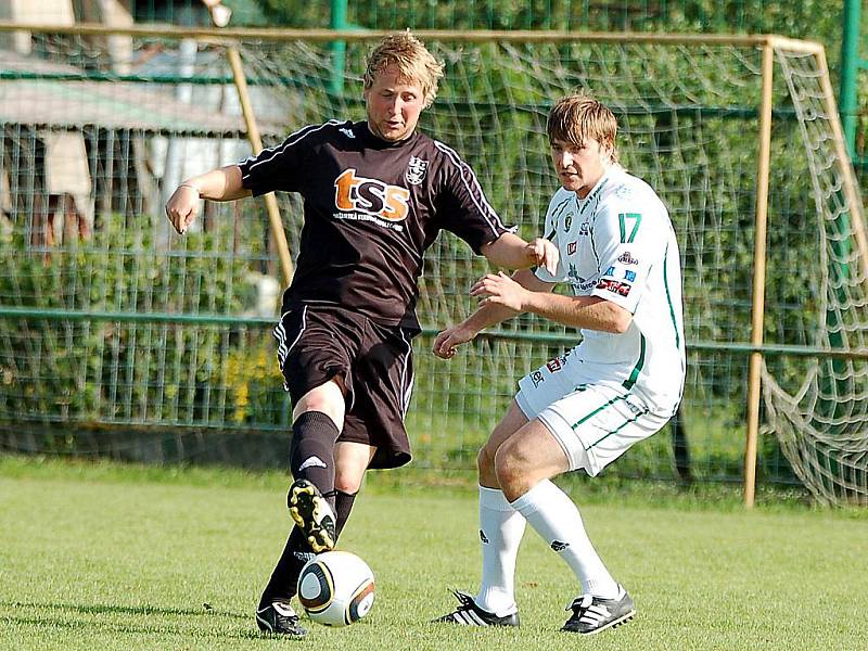 V přátelském fotbalovém utkání v rámci letní přípravy změřili své síly hokejisté HC Energie Karlovy vary (v bílém) s týmem I. B třídy KSNP Sedlec (v černém). Nakonec se z výhry 4:1 radovali hokejisté Energie.