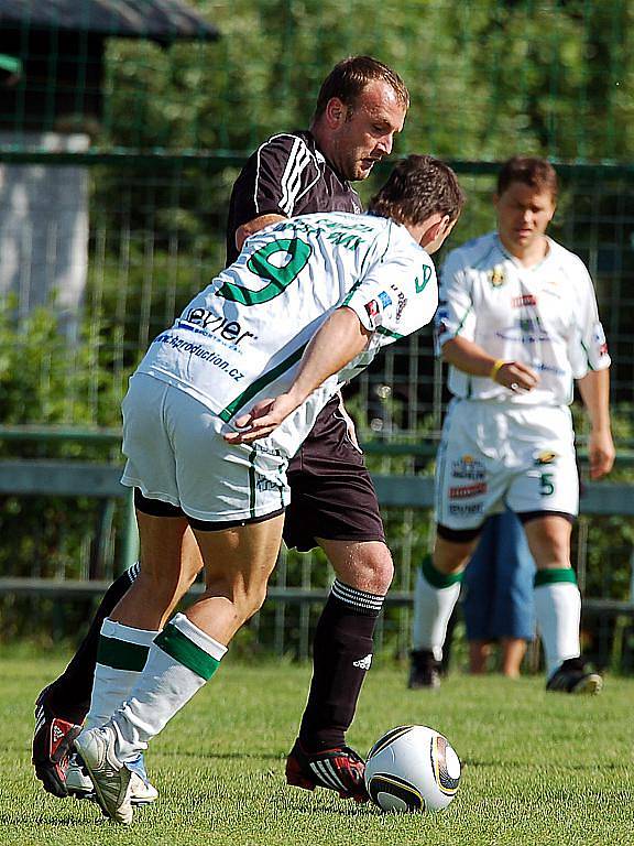 V přátelském fotbalovém utkání v rámci letní přípravy změřili své síly hokejisté HC Energie Karlovy vary (v bílém) s týmem I. B třídy KSNP Sedlec (v černém). Nakonec se z výhry 4:1 radovali hokejisté Energie.