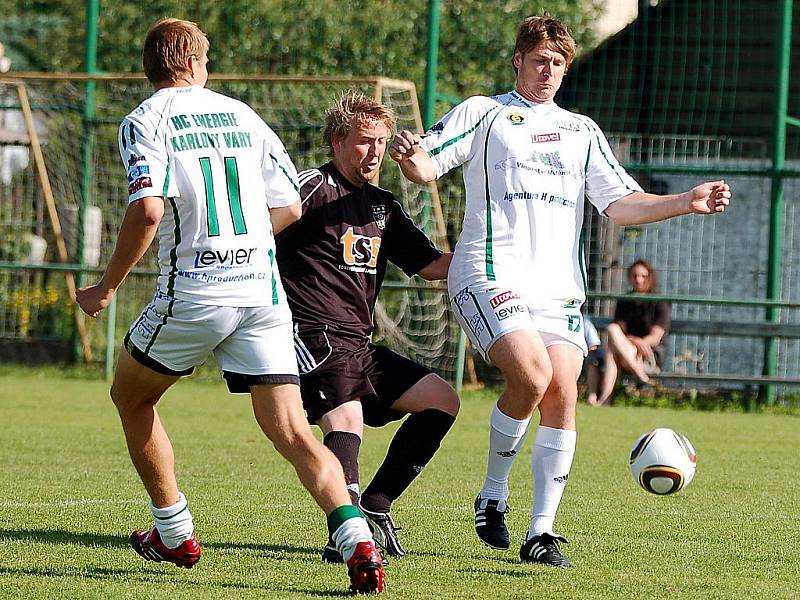 V přátelském fotbalovém utkání v rámci letní přípravy změřili své síly hokejisté HC Energie Karlovy vary (v bílém) s týmem I. B třídy KSNP Sedlec (v černém). Nakonec se z výhry 4:1 radovali hokejisté Energie.