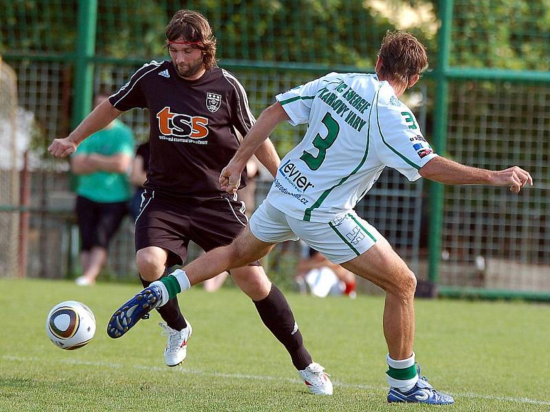 V přátelském fotbalovém utkání v rámci letní přípravy změřili své síly hokejisté HC Energie Karlovy vary (v bílém) s týmem I. B třídy KSNP Sedlec (v černém). Nakonec se z výhry 4:1 radovali hokejisté Energie.