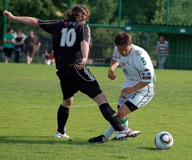 V přátelském fotbalovém utkání v rámci letní přípravy změřili své síly hokejisté HC Energie Karlovy vary (v bílém) s týmem I. B třídy KSNP Sedlec (v černém). Nakonec se z výhry 4:1 radovali hokejisté Energie.