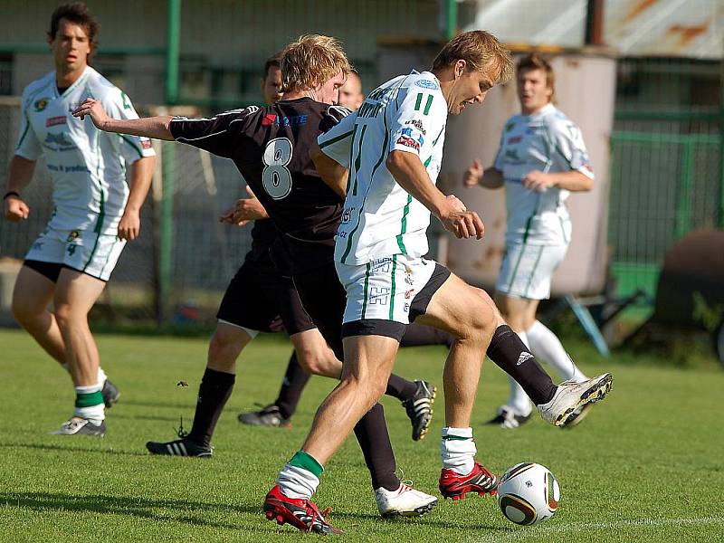 V přátelském fotbalovém utkání v rámci letní přípravy změřili své síly hokejisté HC Energie Karlovy vary (v bílém) s týmem I. B třídy KSNP Sedlec (v černém). Nakonec se z výhry 4:1 radovali hokejisté Energie.