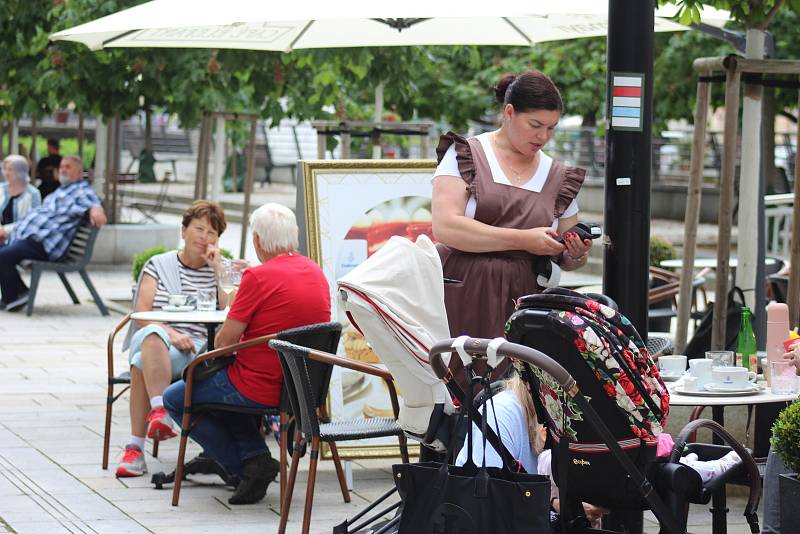 Ulice karlovarského lázeňského území jsou opět plné lidí.