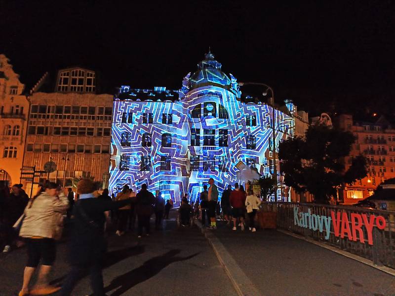 Festival světel přilákal do ulic v centru Karlových Varů i přes rostoucí počet nakažených tisícovky lidí.